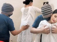 Naukrani safai kar rhi thi malik ne pakar ke tine chod diya